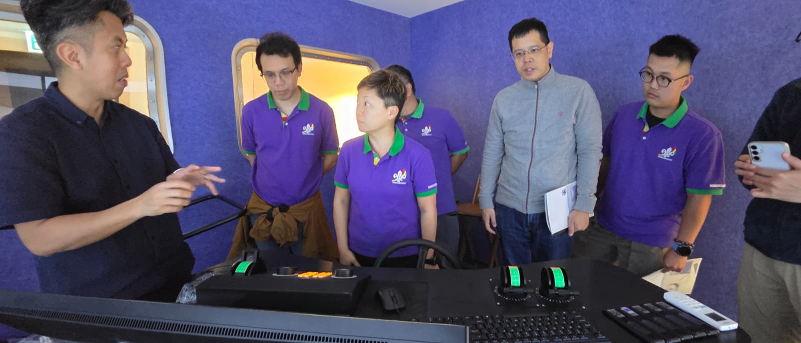 導師於模擬艙內講解課程